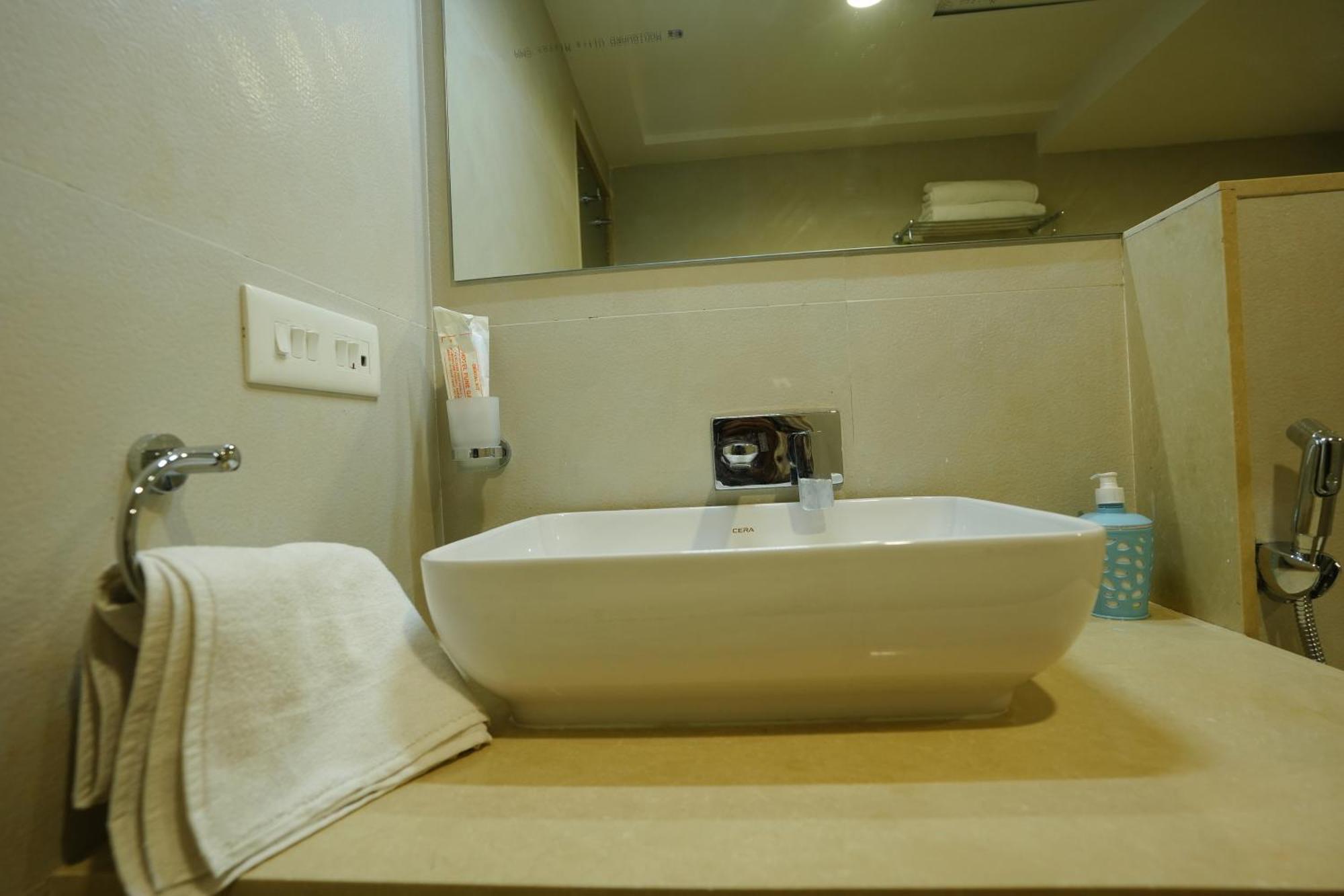 Hotel 6 Seasons, Koregoan Park, ปูเน่ ภายนอก รูปภาพ
