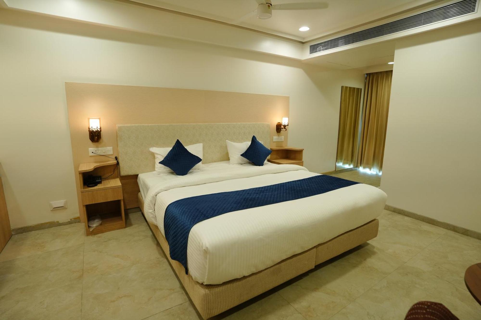 Hotel 6 Seasons, Koregoan Park, ปูเน่ ภายนอก รูปภาพ