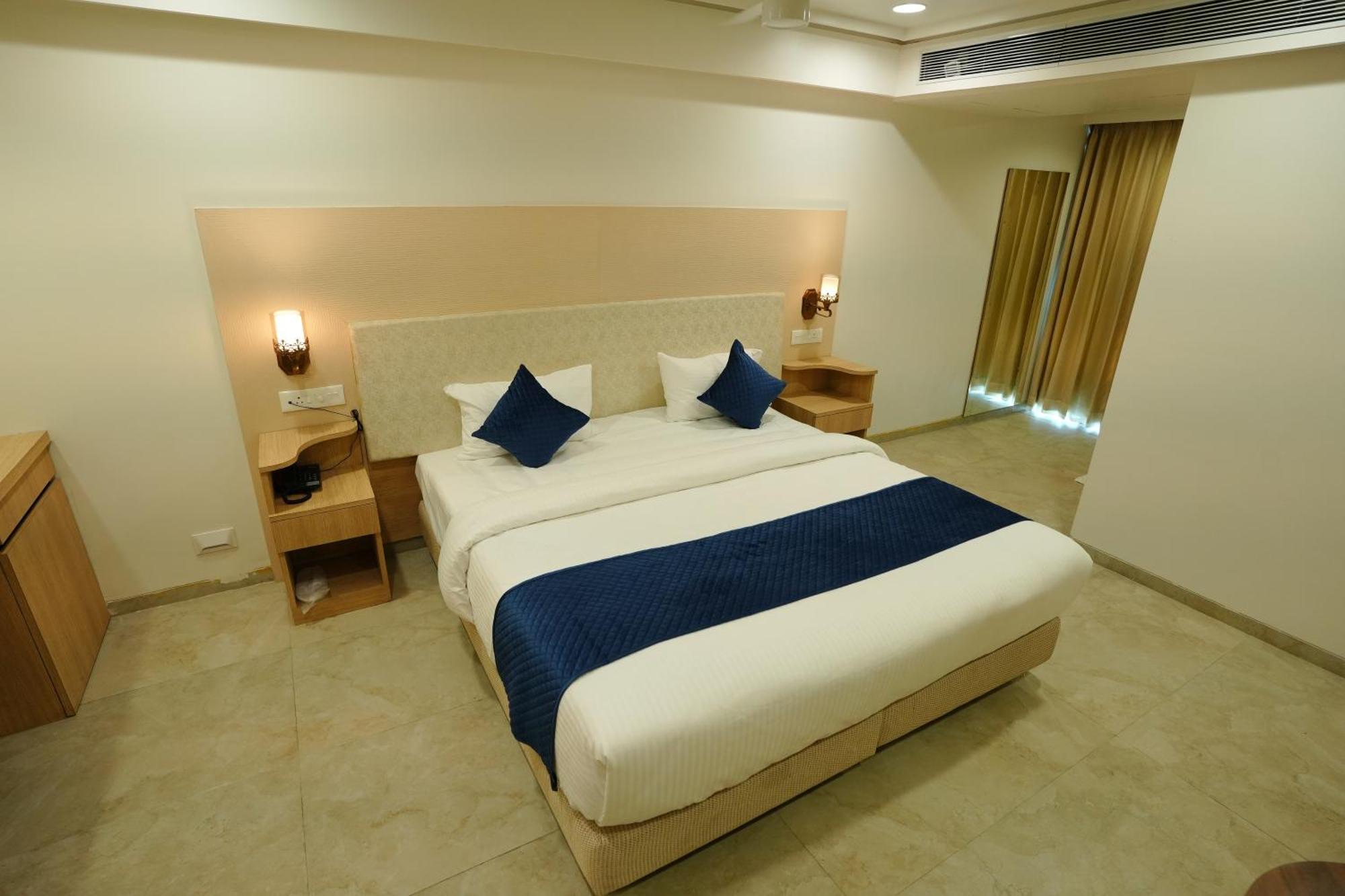 Hotel 6 Seasons, Koregoan Park, ปูเน่ ภายนอก รูปภาพ
