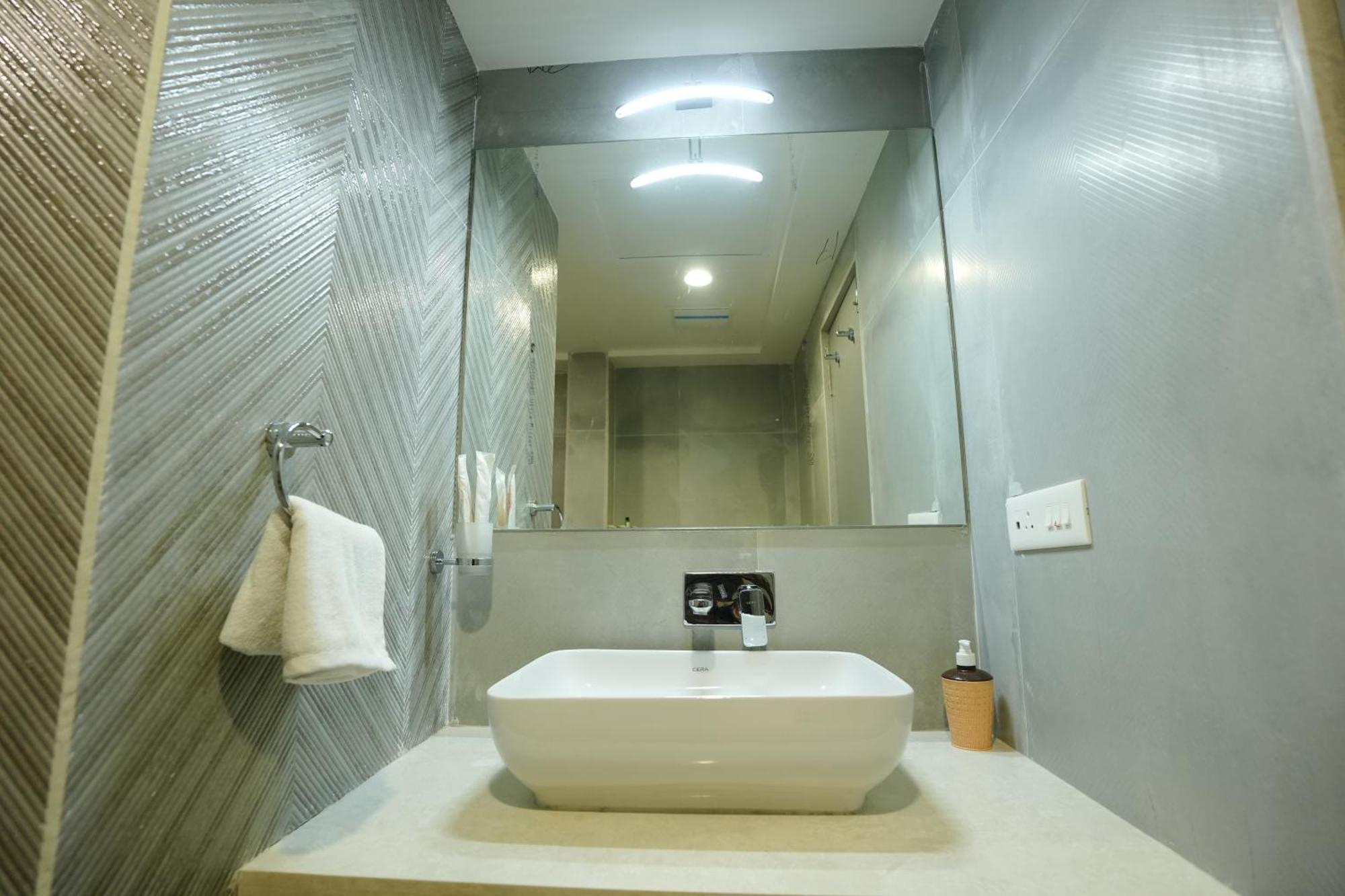 Hotel 6 Seasons, Koregoan Park, ปูเน่ ภายนอก รูปภาพ